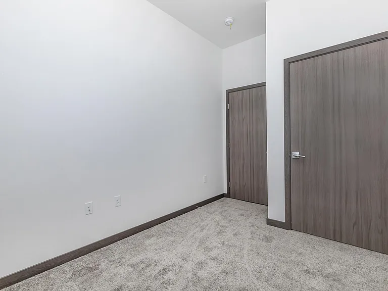 192 Shoreline — Photo 12