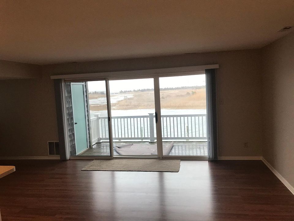 1st floor entrance to outside deck