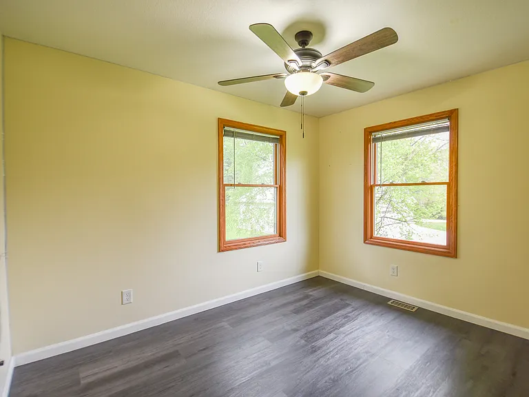 912 Miller Dr — Photo 16