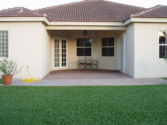 2nd image of 638 Honeysuckle Ln