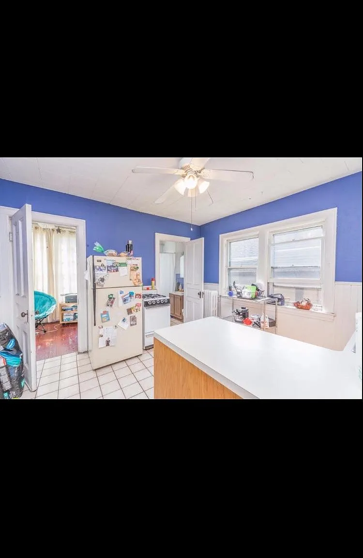 145 College St — Photo 3