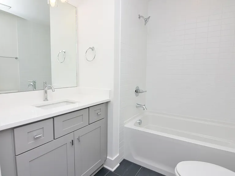550 Markham St #18 — Photo 21