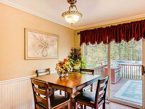 5th image of 18 Arrowwood Dr