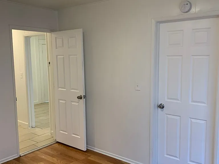 124 Chester Ave — Photo 6