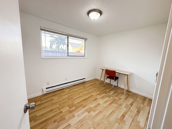 5th image of 1102 N Pine St