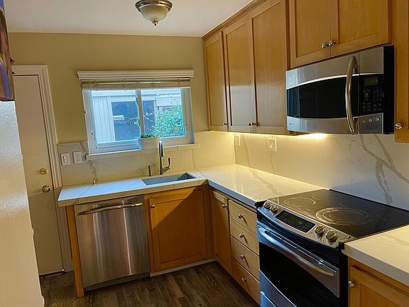 5th image of 518 Village Cir #518