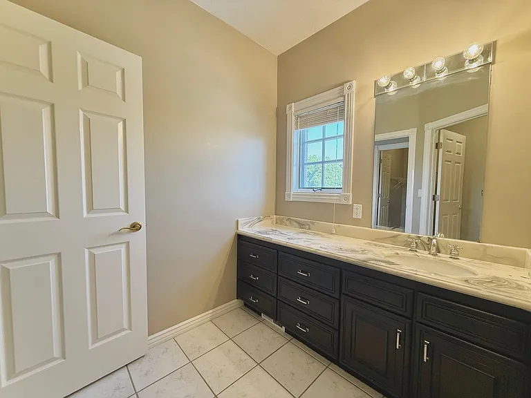 825 N Capitol Blvd — Photo 72