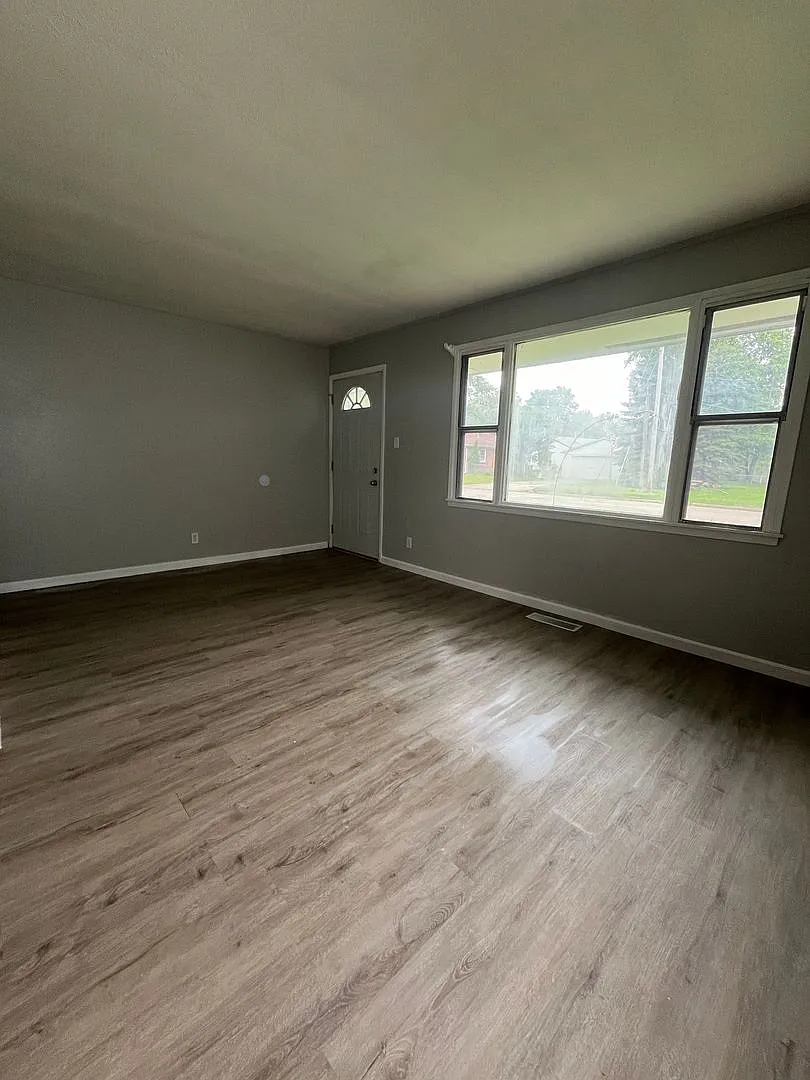 2 Bedroom 1 Bathroom House — Photo 2