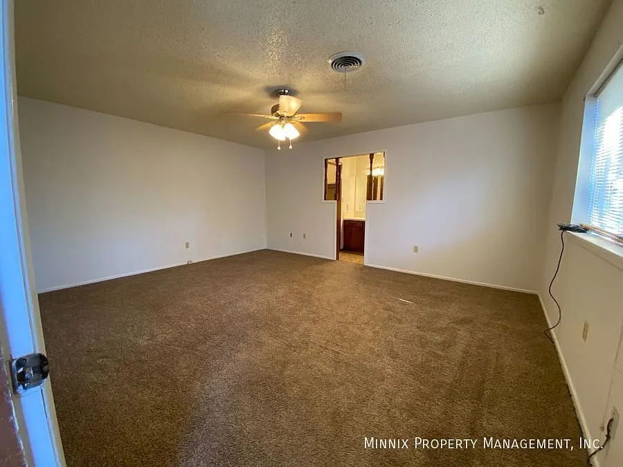 2 bedroom/ 2 bath | Plainview | 1007 Itasca St. — Photo 4
