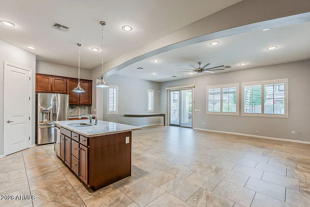 3 bed, 2.0 bath, 1980 sqft, $3,000 — Photo 3