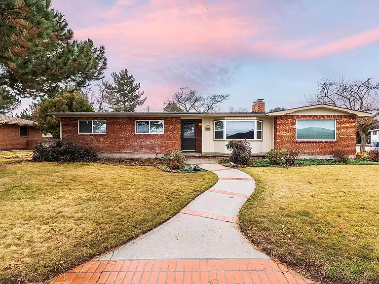 3411 W Hillcrest Dr — Photo 1