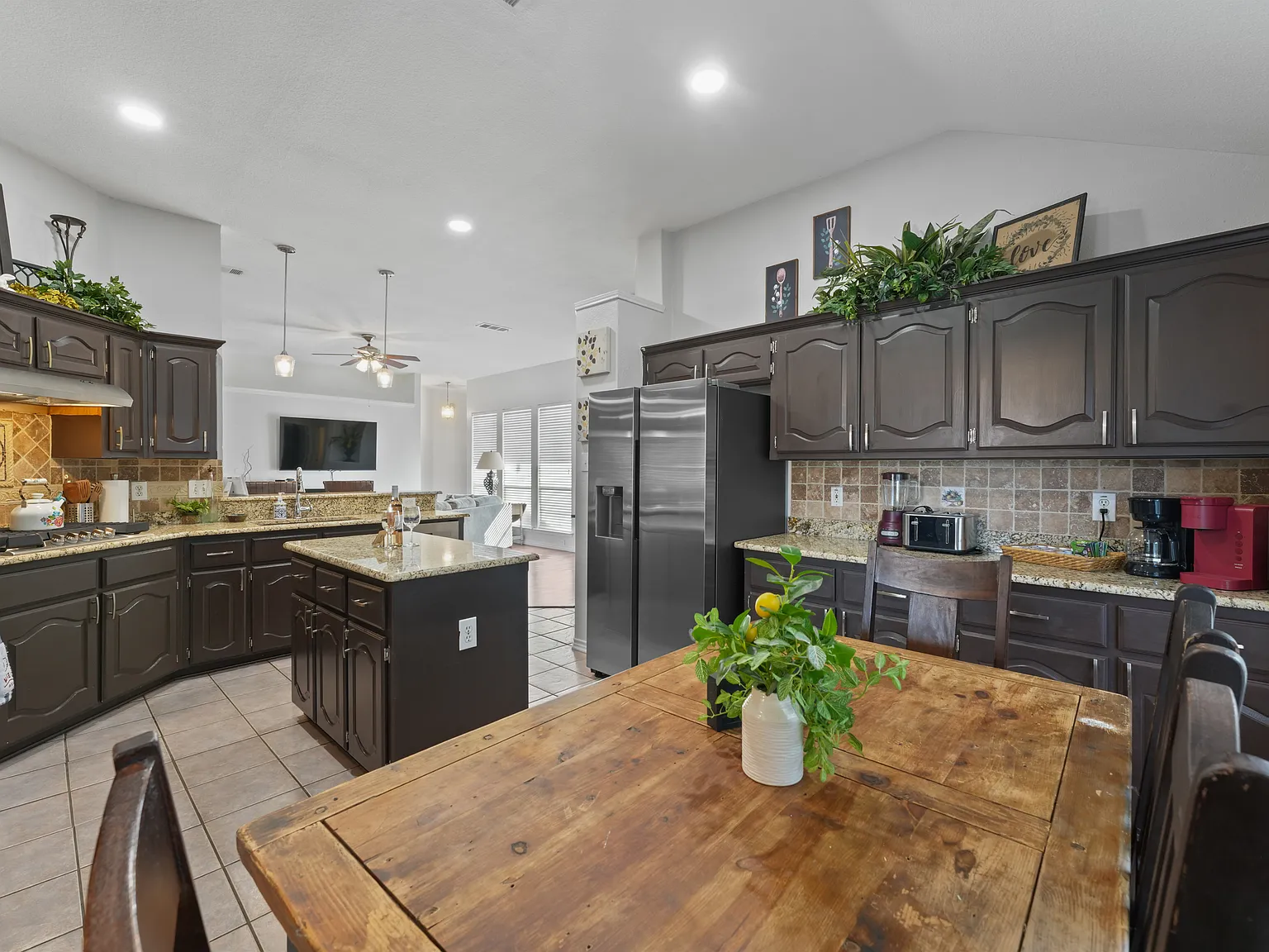 4 bed, 2355 sqft, $6,995 — Photo 4