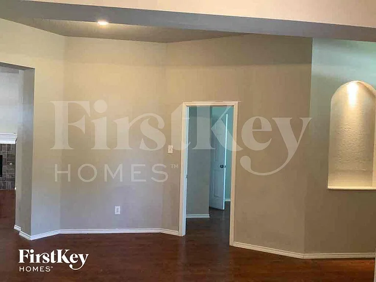 1933 Cochran Dr — Photo 8