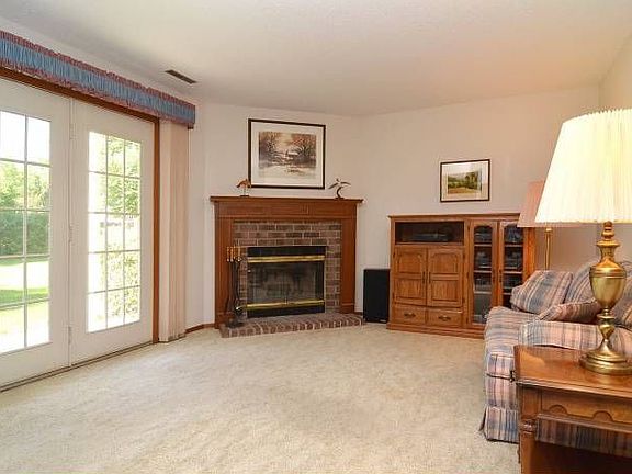 Family Room w/fireplace
