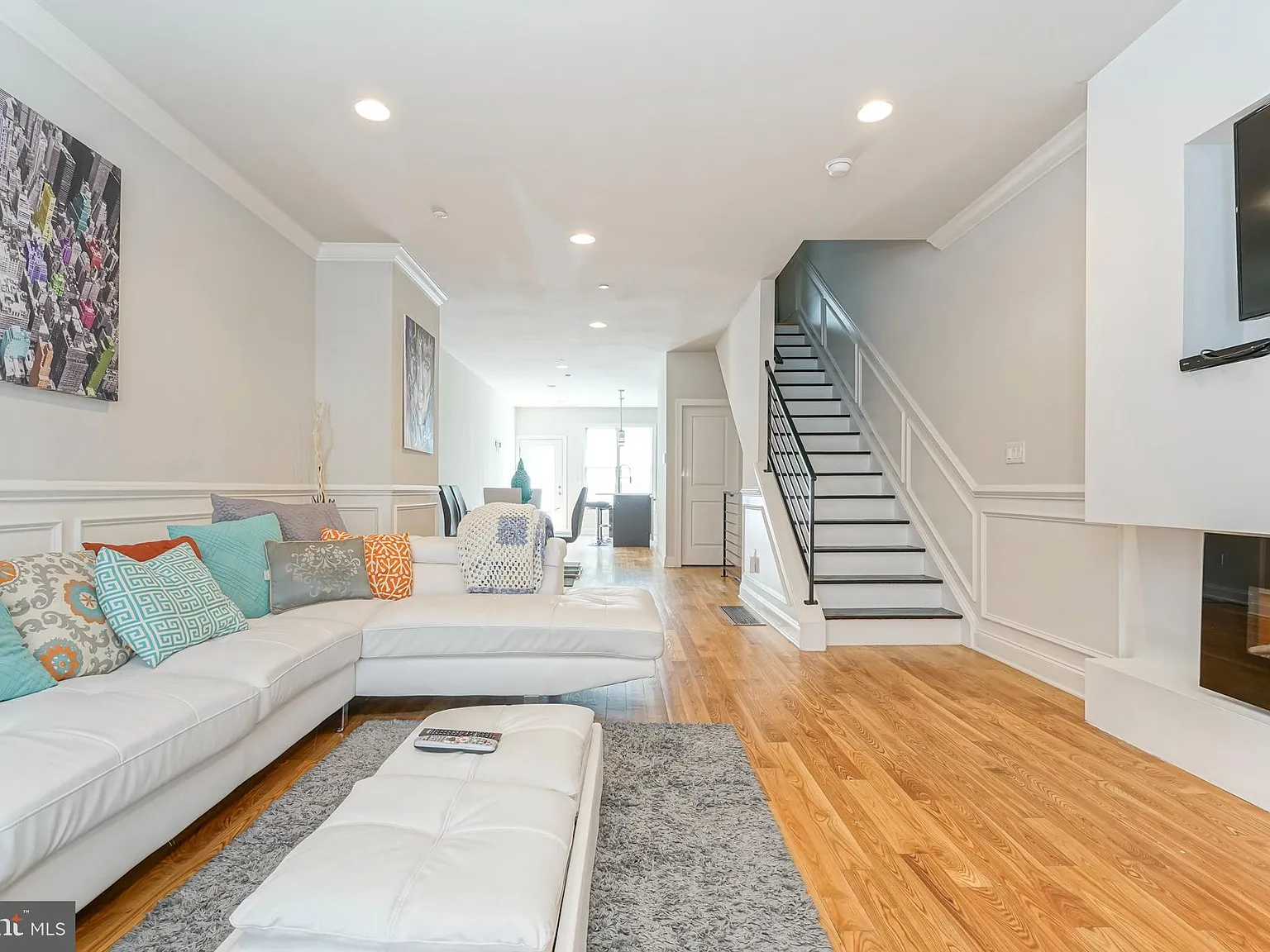 3 bed, 2.5 bath, 2800 sqft, $3,195 — Photo 2