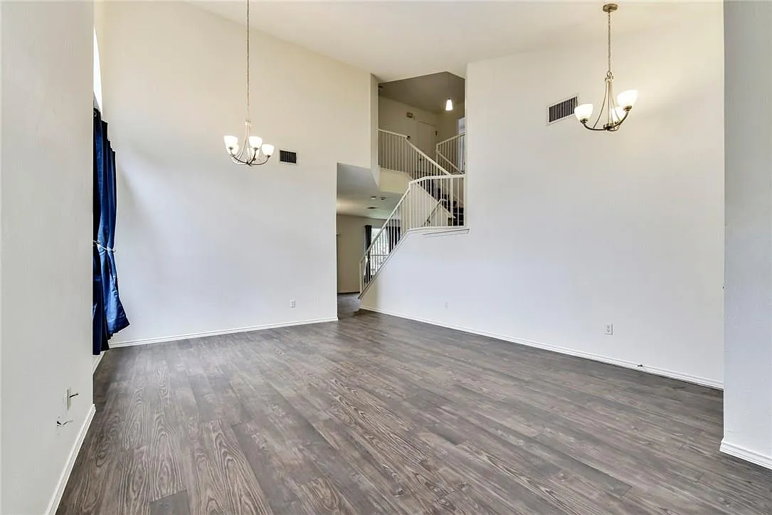 4 bed, 2.5 bath, 2023 sqft, $2,700 — Photo 4