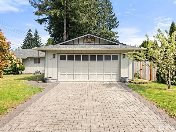 2nd image of 3602 Surrey Drive NE