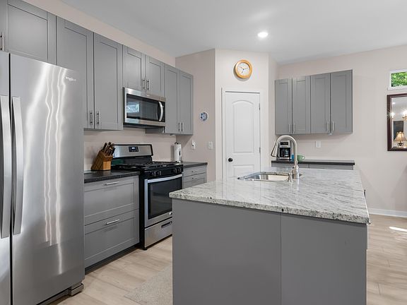 3rd image of 939 Grant St
