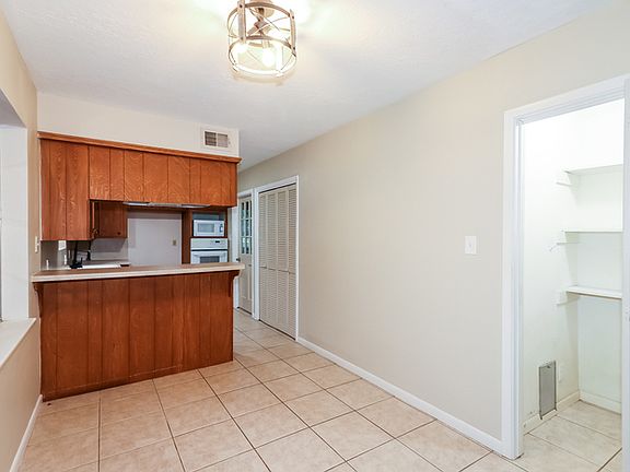 5th image of 9 Hillcrest St