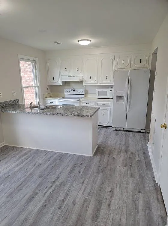 3 bed, 1296 sqft, $2,100 — Photo 1