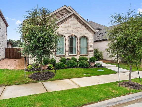 View of front of house with a front lawn