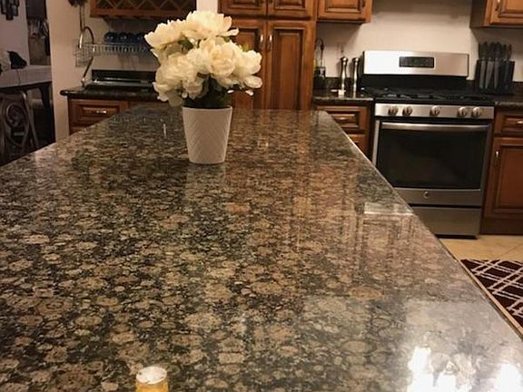 Large island great for parties and serving food