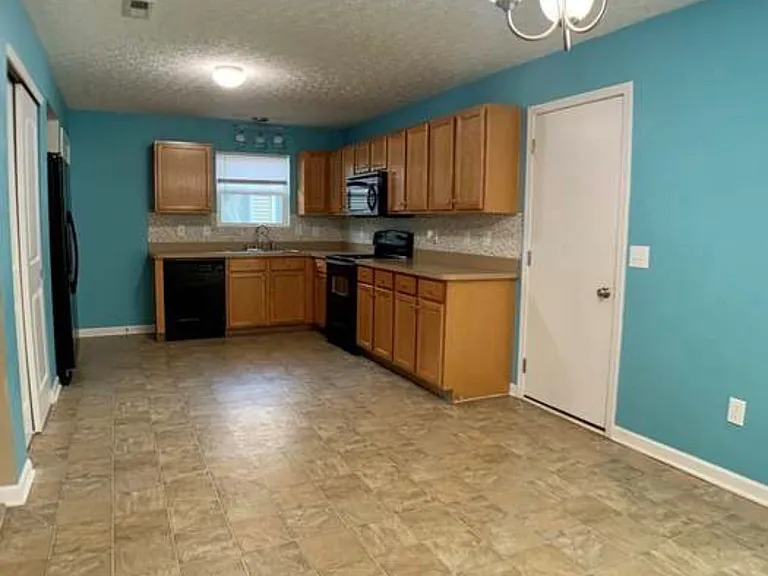 2243 Glasgow Ln — Photo 6