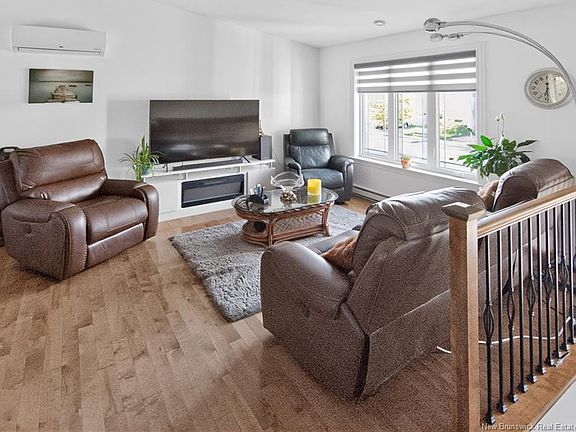 3rd image of 356 Maplehurst Dr