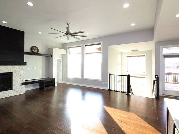 4th image of 502 NE Westgate Dr