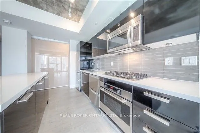 224 King St W #704 — Photo 6