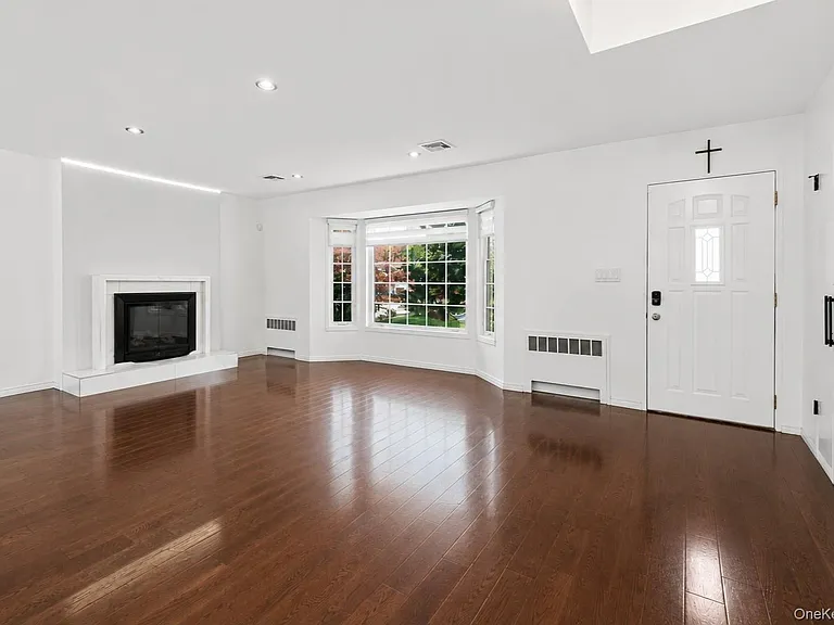 38 Birchwood Park Dr — Photo 2
