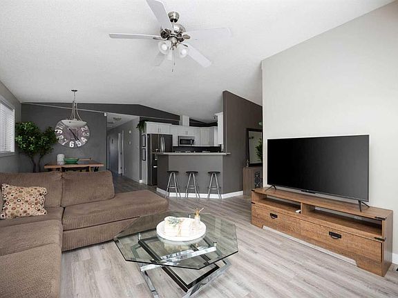 4th image of 150 S Pacific Cres