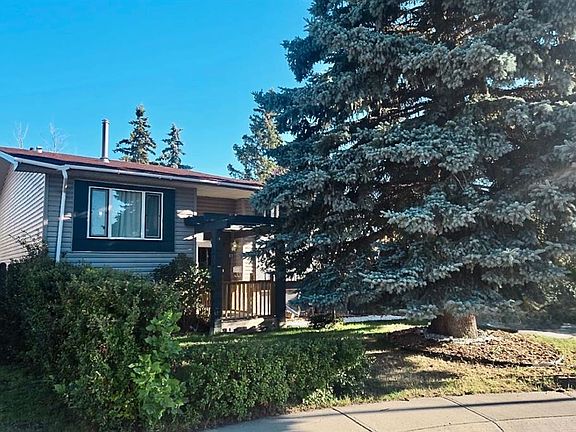 2nd image of 128 SE Pineland Pl NE