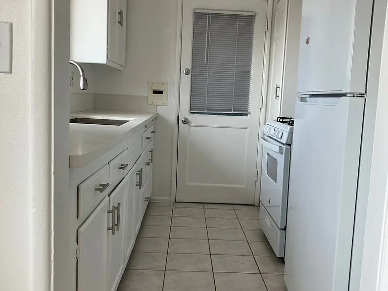 1935 Cloverfield Blvd — Photo 15