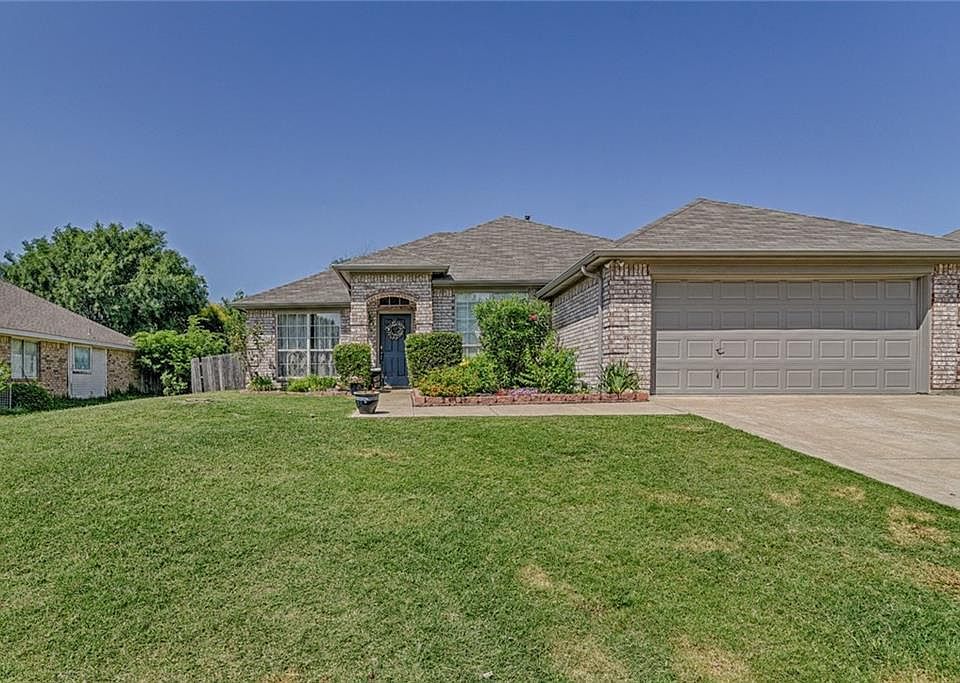 1st image of 2215 Savannah Dr