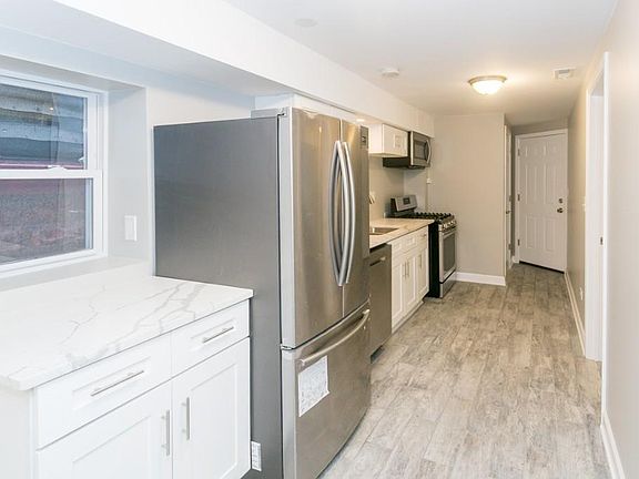 3rd image of 1733 N Artesian Ave #G1st