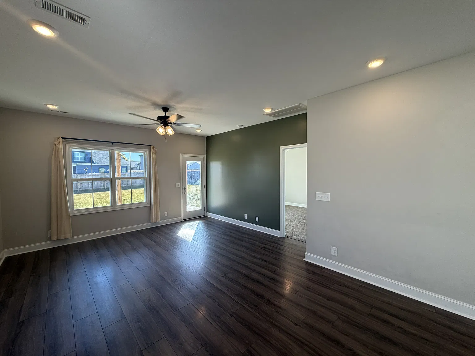 3 bed, 2.5 bath, 1350 sqft, $1,800 — Photo 4
