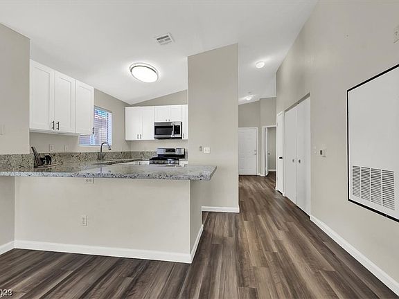 5th image of 725 Yacht Harbor Dr