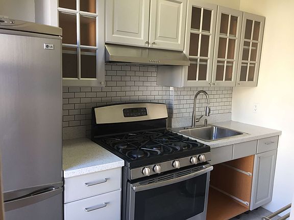 3rd image of 383 Jefferson Ave #2