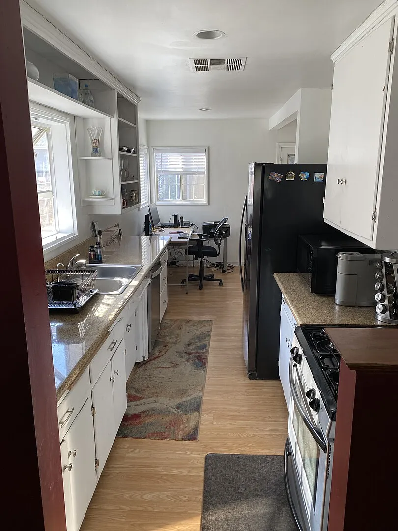 Tarzana 2 Bed 1 Bath — Photo 4