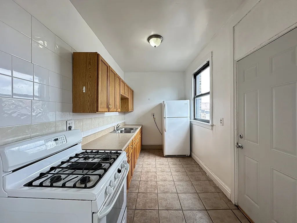 Appealing 2 Bed, 1 Bath at Pratt + Clark (Rogers Park) — Photo 3