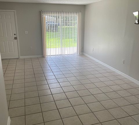 3rd image of 1402 Amberwood Blvd