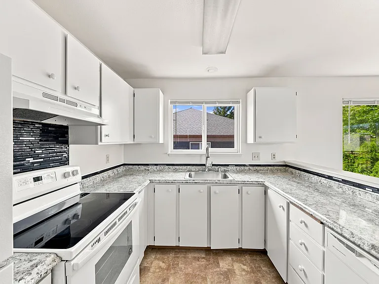 441 NE Kettle St #B101 — Photo 4