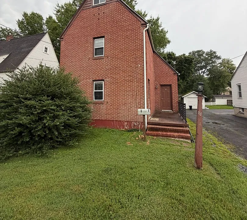 81 E Park Pl