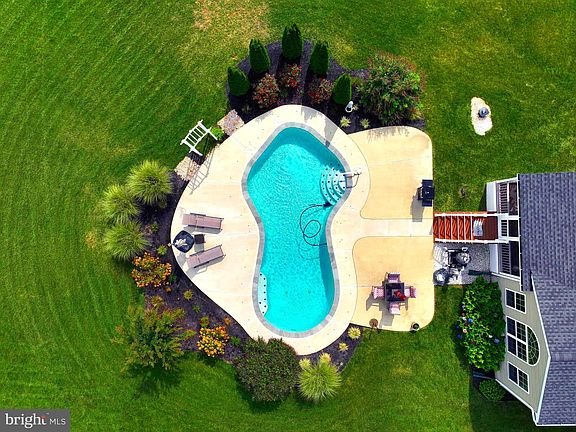 4th image of 141 Independence Ct
