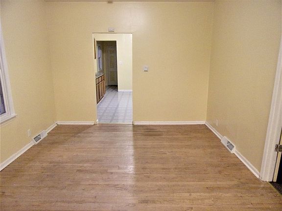 5th image of 1009 Charlesworth Ave