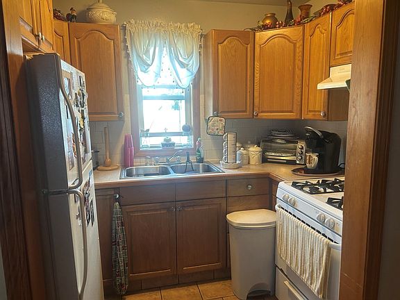 4th image of 28 Gosnold St