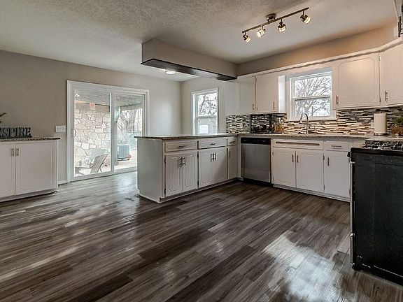 3rd image of 4624 SE 27th St