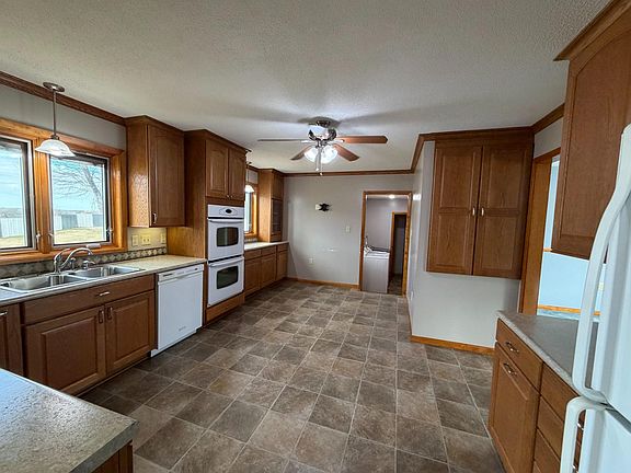 5th image of 817 Skyline Dr