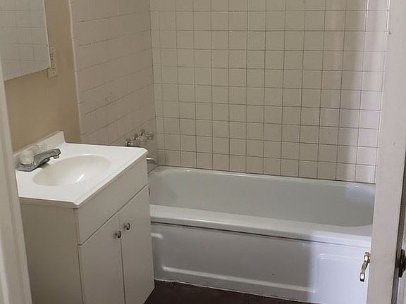 3rd image of 1042-1046 N Pershing Ave #1042
